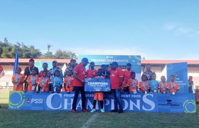 
					Senior Vice President (SVP) Sustainable Development PTFI, Nathan Kum, dan Ketua Umum PSSI Papua Benhur Tomi Mano menyerahkan hadiah kepada Juara 1 Kategori U-10, SSB Nafri / Euforia.id