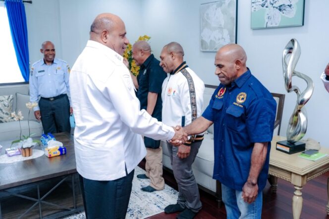 
					Gubernur Papua, Matius D. Fakhiri bertemu pengurus PBFI Papua / Istimewa