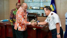 Gubernur Papua, Matius D. Fakhiri bersama Kepala Kantor Wilayah Direktorat Jenderal Imigrasi Papua, Samuel Toba / Istimewa