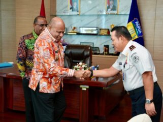 Gubernur Papua, Matius D. Fakhiri bersama Kepala Kantor Wilayah Direktorat Jenderal Imigrasi Papua, Samuel Toba / Istimewa
