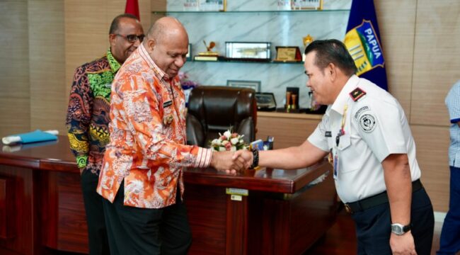 Gubernur Papua, Matius D. Fakhiri bersama Kepala Kantor Wilayah Direktorat Jenderal Imigrasi Papua, Samuel Toba / Istimewa