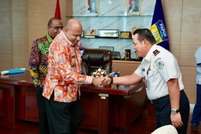 
					Gubernur Papua, Matius D. Fakhiri bersama Kepala Kantor Wilayah Direktorat Jenderal Imigrasi Papua, Samuel Toba / Istimewa