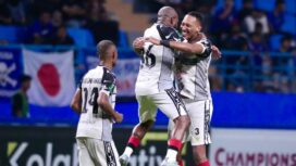 Boaz Solossa merayakan gol kemenangan Persipura ke gawang Persiba Balikpapan / Ofisial Persipura