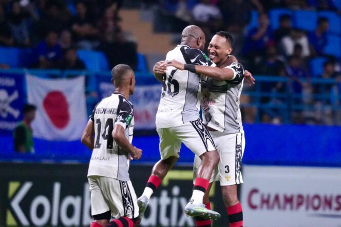 
					Boaz Solossa merayakan gol kemenangan Persipura ke gawang Persiba Balikpapan / Ofisial Persipura