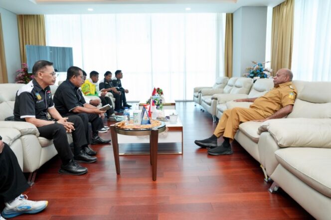 
					Pengurus NPCI Papua saat bertemu Gubernur Papua, Matius D. Fakhiri / Istimewa