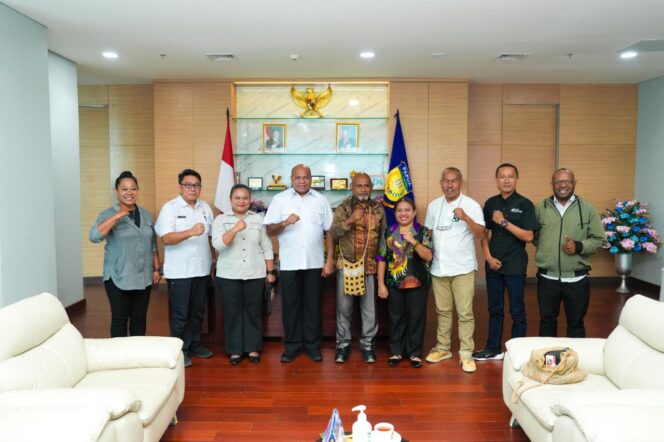 
					Gubernur Papua, Matius D. Fakhiri bersama pimpinan sejumlah media di Jayapura / Istimewa