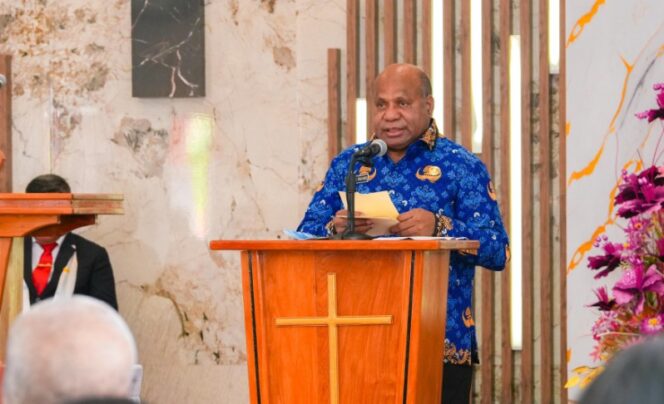 
					Gubernur Papua, Matius D. Fakhiri dalam peresmian Gereja Oikumene Terang Bhara Daksa di lingkungan Polda Papua, Koya Koso / Istimewa