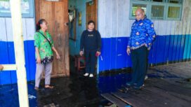 Gubernur Papua, Matius D. Fakhiri saat meninjau rumah warga yang terdampak luapan Danau Sentani / Istimewa