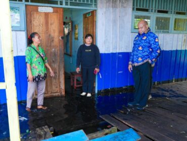 Gubernur Papua, Matius D. Fakhiri saat meninjau rumah warga yang terdampak luapan Danau Sentani / Istimewa
