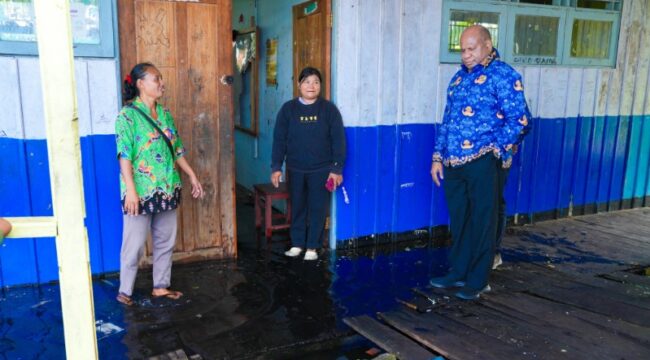 Gubernur Papua, Matius D. Fakhiri saat meninjau rumah warga yang terdampak luapan Danau Sentani / Istimewa