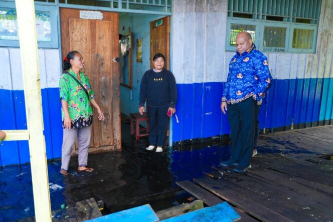
					Gubernur Papua, Matius D. Fakhiri saat meninjau rumah warga yang terdampak luapan Danau Sentani / Istimewa