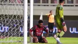 Williams Lugo tampak kecewa usai gagal menghasilkan gol dari eksekusi penalti / Ofisial Persipura