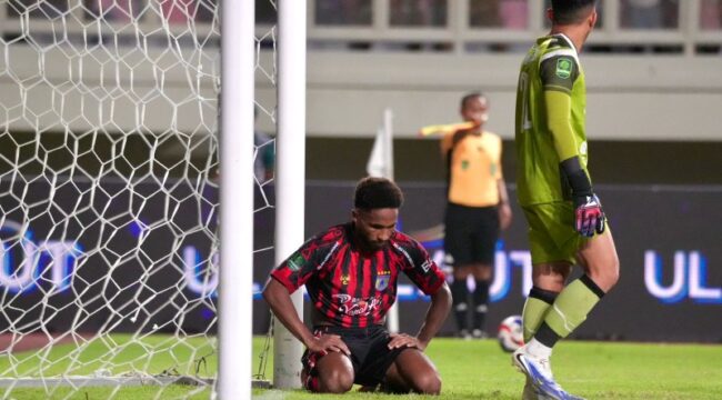 Williams Lugo tampak kecewa usai gagal menghasilkan gol dari eksekusi penalti / Ofisial Persipura