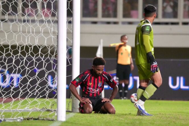 
					Williams Lugo tampak kecewa usai gagal menghasilkan gol dari eksekusi penalti / Ofisial Persipura