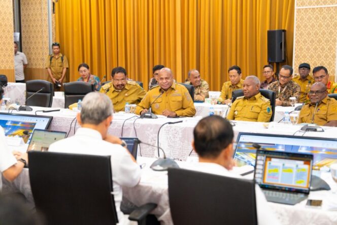 
					Gubernur Papua, Matius D. Fakhiri melakukan audiensi dengan Direktur Jenderal Perimbangan Keuangan / Istimewa