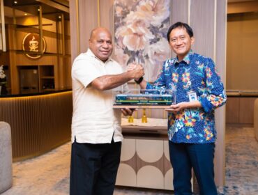 Gubernur Papua, Matius D. Fakhiri usai bertemu dengan Direktur Utama PT KAI, Bobby Rasydin / Istimewa