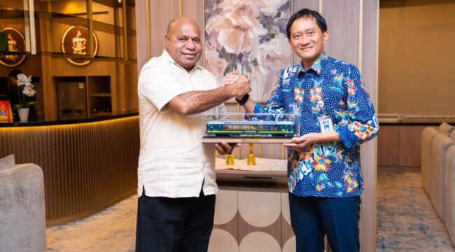 Gubernur Papua, Matius D. Fakhiri usai bertemu dengan Direktur Utama PT KAI, Bobby Rasydin / Istimewa