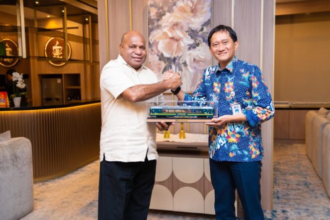 
					Gubernur Papua, Matius D. Fakhiri usai bertemu dengan Direktur Utama PT KAI, Bobby Rasydin / Istimewa