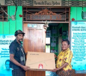 Rumah Baca Yoboi mendapatkan bantuan internet starlink dari Gubernur Papua / Istimewa
