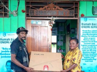 Rumah Baca Yoboi mendapatkan bantuan internet starlink dari Gubernur Papua / Istimewa