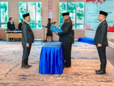 Gubernur Papua, Matius D. Fakhiri, secara resmi mengukuhkan Kepala Kantor Regional IX Badan Kepegawaian Negara (BKN) Jayapura / Istimewa