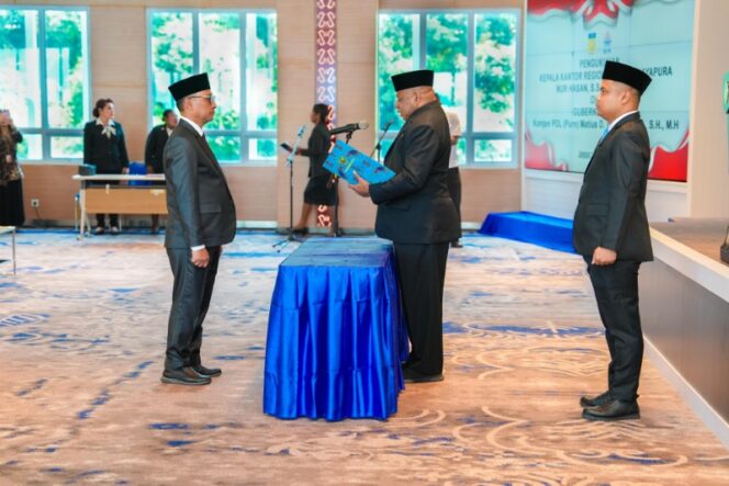 
					Gubernur Papua, Matius D. Fakhiri, secara resmi mengukuhkan Kepala Kantor Regional IX Badan Kepegawaian Negara (BKN) Jayapura / Istimewa