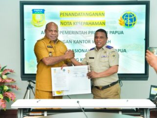 Gubernur Papua, Matius D. Fakhiri bersama Kepala Kantor Wilayah BPN Provinsi Papua, Roy Eduard Fabian Wayoi, usai penandatanganan MoU / Istimewa