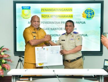 Gubernur Papua, Matius D. Fakhiri bersama Kepala Kantor Wilayah BPN Provinsi Papua, Roy Eduard Fabian Wayoi, usai penandatanganan MoU / Istimewa
