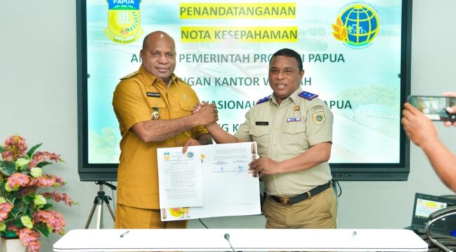 Gubernur Papua, Matius D. Fakhiri bersama Kepala Kantor Wilayah BPN Provinsi Papua, Roy Eduard Fabian Wayoi, usai penandatanganan MoU / Istimewa