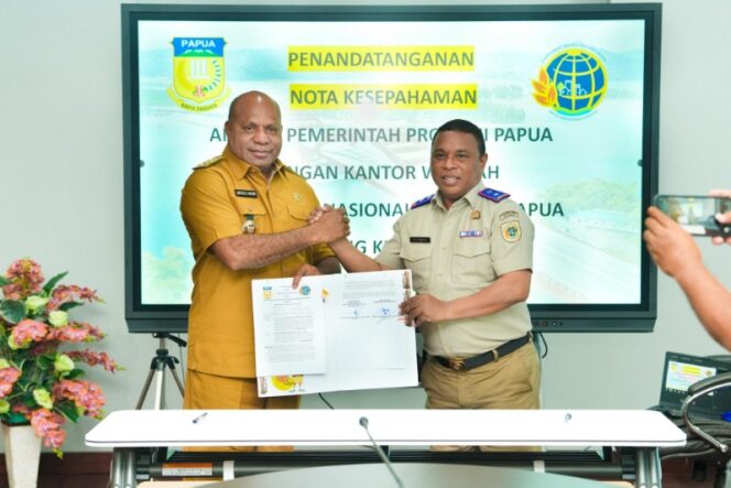 
					Gubernur Papua, Matius D. Fakhiri bersama Kepala Kantor Wilayah BPN Provinsi Papua, Roy Eduard Fabian Wayoi, usai penandatanganan MoU / Istimewa