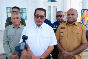 Direktur Jenderal Lahan dan Irigasi Pertanian Kementerian Pertanian, Hermanto bersama Gubernur Papua, Matius D. Fakhiri / Istimewa