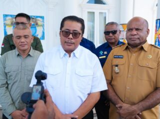 Direktur Jenderal Lahan dan Irigasi Pertanian Kementerian Pertanian, Hermanto bersama Gubernur Papua, Matius D. Fakhiri / Istimewa