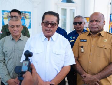 Direktur Jenderal Lahan dan Irigasi Pertanian Kementerian Pertanian, Hermanto bersama Gubernur Papua, Matius D. Fakhiri / Istimewa