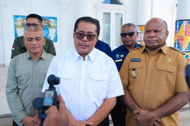 
					Direktur Jenderal Lahan dan Irigasi Pertanian Kementerian Pertanian, Hermanto bersama Gubernur Papua, Matius D. Fakhiri / Istimewa