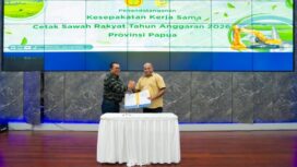 Direktur Jenderal Lahan dan Irigasi Pertanian Kementerian Pertanian, Hermanto bersama Gubernur Papua, Matius D. Fakhiri / Istimewa