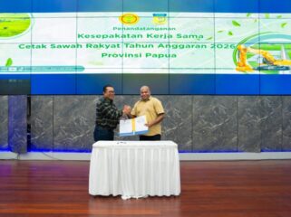 Direktur Jenderal Lahan dan Irigasi Pertanian Kementerian Pertanian, Hermanto bersama Gubernur Papua, Matius D. Fakhiri / Istimewa