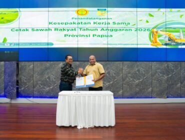 Direktur Jenderal Lahan dan Irigasi Pertanian Kementerian Pertanian, Hermanto bersama Gubernur Papua, Matius D. Fakhiri / Istimewa