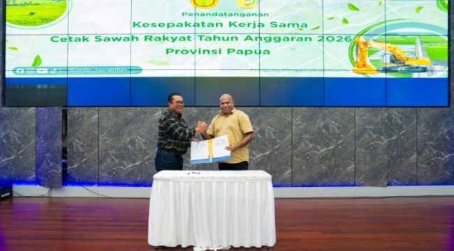 Direktur Jenderal Lahan dan Irigasi Pertanian Kementerian Pertanian, Hermanto bersama Gubernur Papua, Matius D. Fakhiri / Istimewa