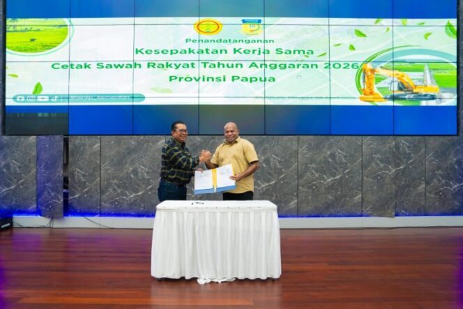 
					Direktur Jenderal Lahan dan Irigasi Pertanian Kementerian Pertanian, Hermanto bersama Gubernur Papua, Matius D. Fakhiri / Istimewa