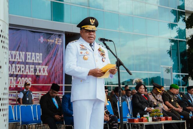 
					Gubernur Papua, Matius D. Fakhiri memimpin upacara peringatan Hari Otonomi Daerah (Otda) ke-30 / Istimewa