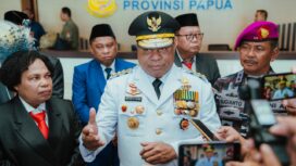 Gubernur Papua, Matius D. Fakhiri memberikan keterangan pers / Istimewa