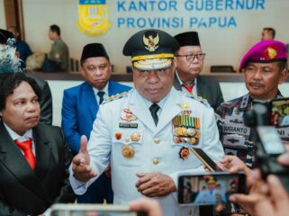 Gubernur Papua, Matius D. Fakhiri memberikan keterangan pers / Istimewa