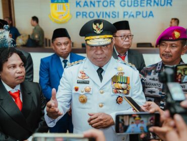 Gubernur Papua, Matius D. Fakhiri memberikan keterangan pers / Istimewa