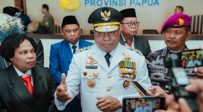 Gubernur Papua, Matius D. Fakhiri memberikan keterangan pers / Istimewa