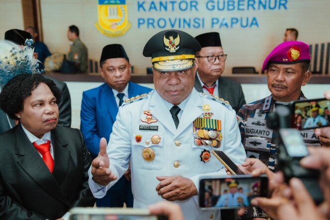 
					Gubernur Papua, Matius D. Fakhiri memberikan keterangan pers / Istimewa