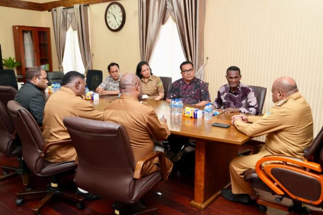 
					Ikatan Alumni ITB bertemu Gubernur Papua, Matius D. Fakhiri bahas rencana penyelenggaraan seminar nasional / Istimewa