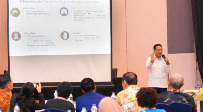 Wamenkes RI, Benjamin Paulus Octavianus saat memaparkan data kasus penyakit / Istimewa