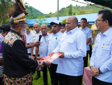 Penyerahan hak guna pakai tanah pesisir Depapre kepada Gubernur Papua / Istimewa 