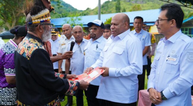 Penyerahan hak guna pakai tanah pesisir Depapre kepada Gubernur Papua / Istimewa 