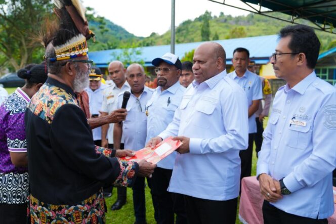 
					Penyerahan hak guna pakai tanah pesisir Depapre kepada Gubernur Papua / Istimewa 